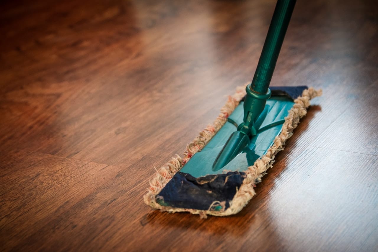 The Best Cleaners For Laminate Flooring, Damp Mop Laminate Floors