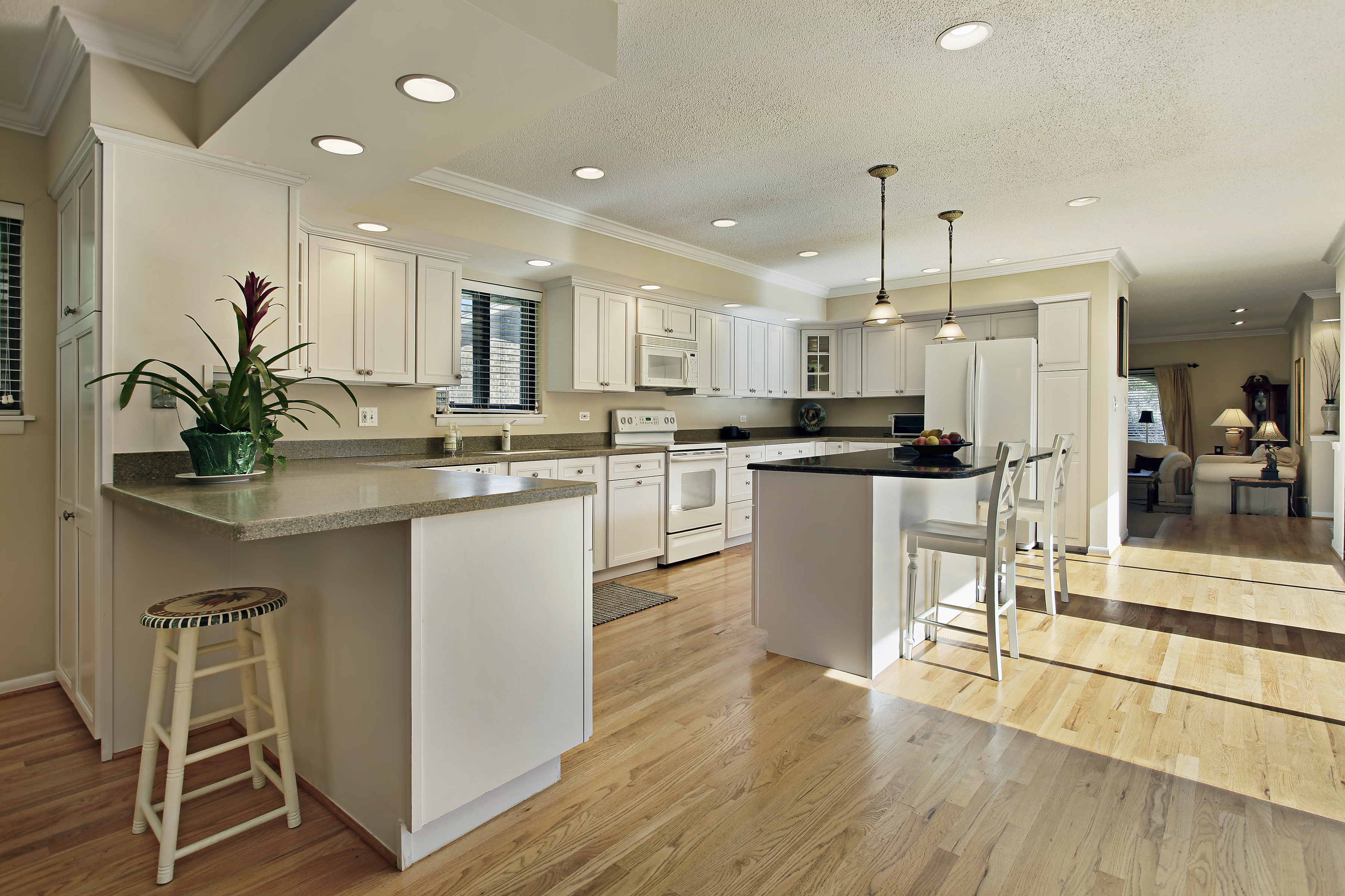 Pros and Cons of Hardwood Flooring in Kitchens